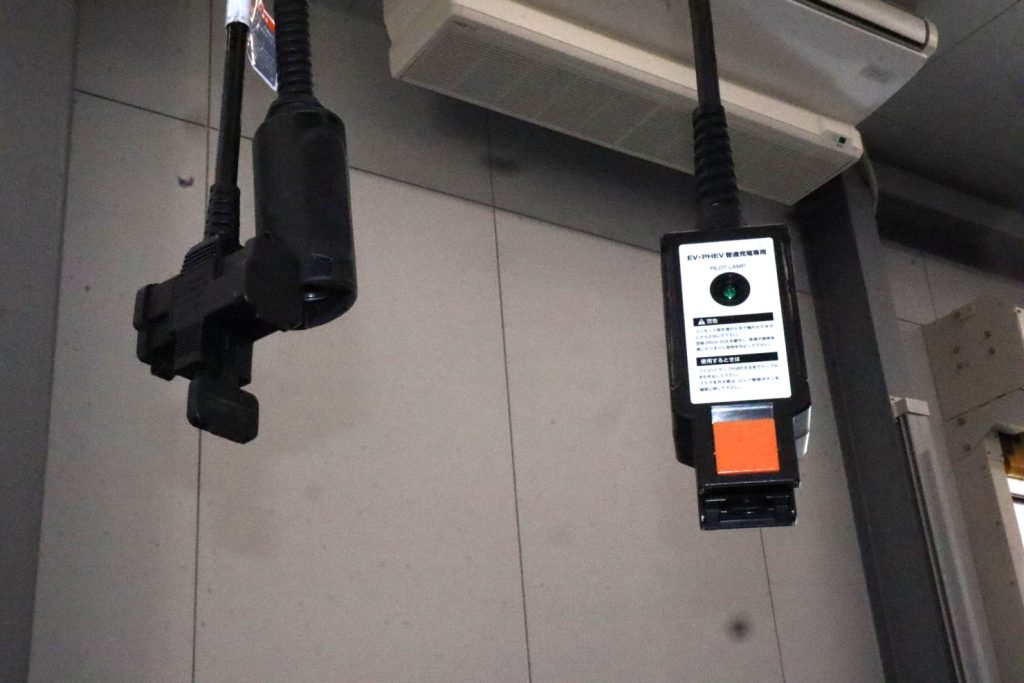 各整備ストールにはEV・PHEV充電用コネクターがリール巻き取り式で設置