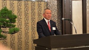 挨拶に立つ柳田社長