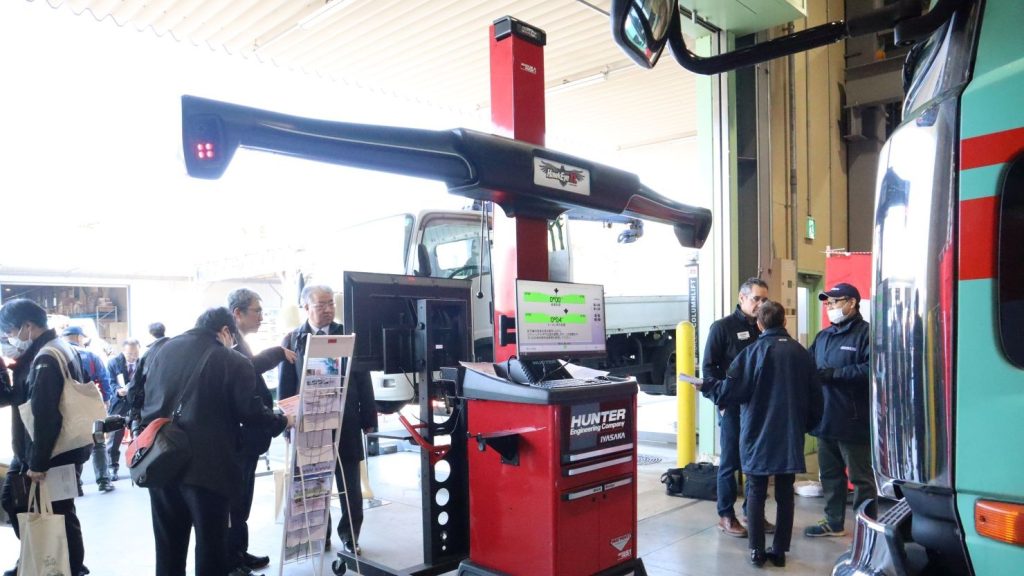 計測完了約10分!　大型車用ホイールアライメントテスターが本邦初公開