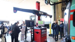 大型車用ホイールアライメントテスター　ホークアイXL