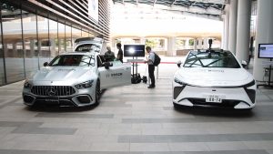 メルセデスAMG GT 63 Sの「トラックパフォーマンスアシストUI」開発車両（左）、エクシード・ステラESのPoint-to-pointナビゲーション実証実験車両（右）