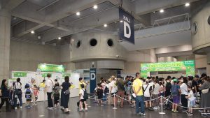 「キッズエンジニア2026」開場直後の様子。ホールDの端から端まで連なるほどの大行列でにぎわった