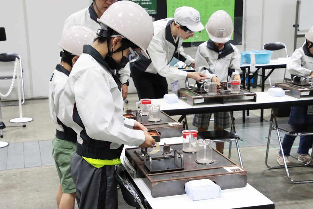 鋳造用砂型製作の様子