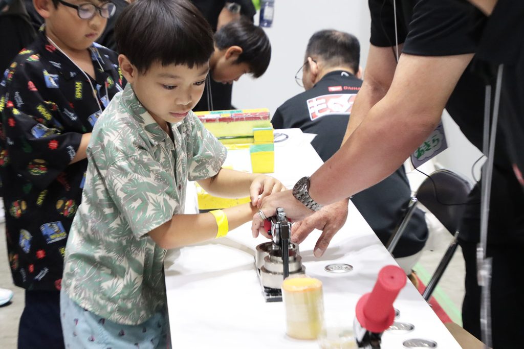 「プレス」工程でのDエンブレム製造の様子
