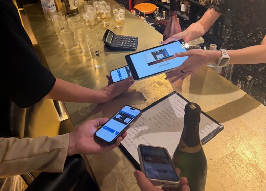 スナテクアプリをスキャンし、お店にチェックイン
