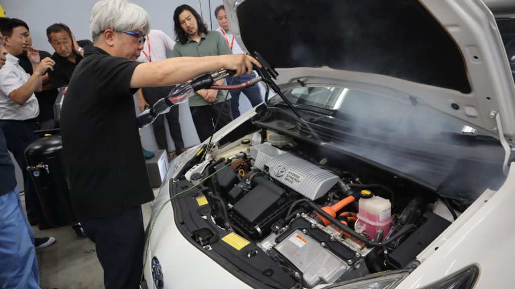 付着物はゼロ！　水を使わず自動車パーツを新品同様に、ドライアイスクリーナー体験会レポート