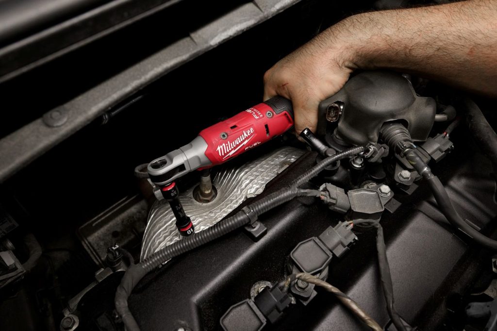 ミルウォーキーツール M12 FUEL 3/8インチ ラチェットレンチ 使用例