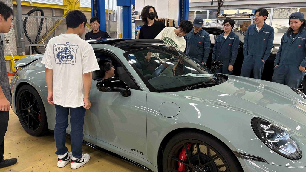 NSGホールディングスが新潟国際自動車大学校にて輸入車特別授業を実施 実車4台用意し約40名が受講