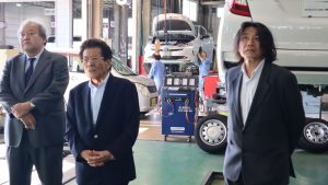 富田オートサービス　若杉会長（中央）と若杉社長（右）